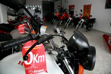 Eunapolis, Bahia / Brezilya - Temmuz 2008: Güney Bahia 'daki Eunapolis şehrinde Honda motosiklet satıcısı.