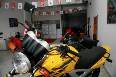 Eunapolis, Bahia / Brezilya - Temmuz 2008: Güney Bahia 'daki Eunapolis şehrinde Honda motosiklet satıcısı.