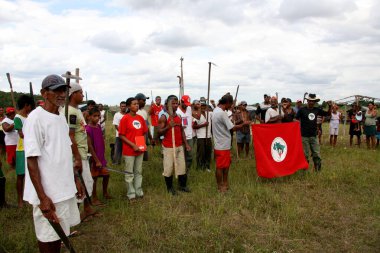 guaratinga, bahia / brerazil - 25 Şubat 2008: Landless Movement - MST üyesi - Guaratinga belediyesindeki bir çiftlik işgali sırasında görüldü.