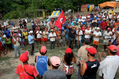 teixeira de freitas, bahia / brrazil - 5 Nisan 2008: Landless Movement üyesi - MST - Teixeira de Freitas belediyesindeki bir çiftlik işgali sırasında görüldü.