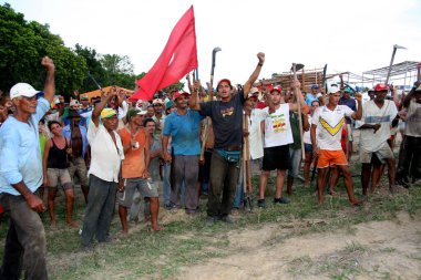 teixeira de freitas, bahia / brrazil - 5 Nisan 2008: Landless Movement üyesi - MST - Teixeira de Freitas belediyesindeki bir çiftlik işgali sırasında görüldü.