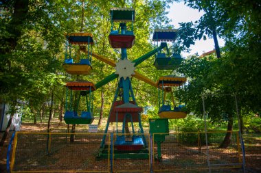 Yaşlı atlıkarınca parkta.