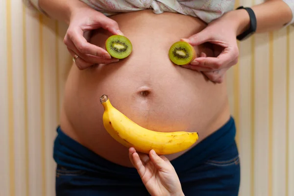 Zwanger Glimlachte Buik Met Kiwi Bananen Als Elementen Van Het — Stockfoto