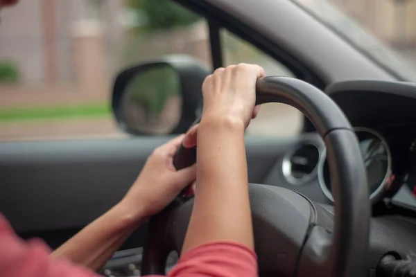 Mani Femminili Sul Volante Macchina Foto Stock