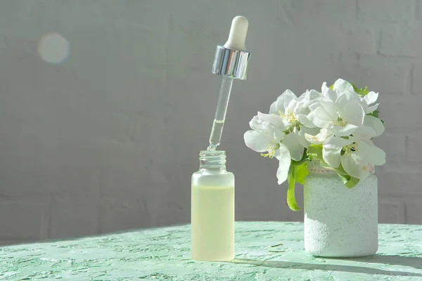 Bottle Apple Tree Essential Oil Flower Extract Blur Background Closeup — Stock Photo, Image