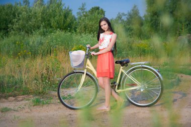 Önü ve arkası bulanık, bayan bisikleti süren genç bir kızın yürüyüşü.