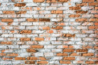 Bazı yerlerde beyaza boyanmış kırmızı tuğlalardan oluşan yatay bir duvar