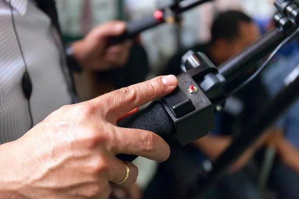 Nahaufnahme der arbeitenden Kamera der Hand des Mannes, des Bedieners bei der Arbeit. — Stockfoto