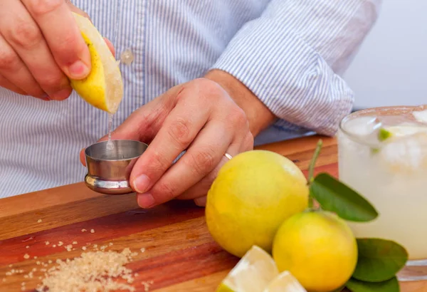 A Csapos, hogy a mexikói lime margaritas. alkoholos koktél felszolgálásra — Stock Fotó
