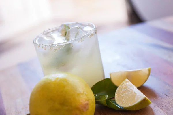 Limonlu Margarita Bir Bardak Taze Limon Ile Süslenmiş Yakın Çekim — Stok fotoğraf