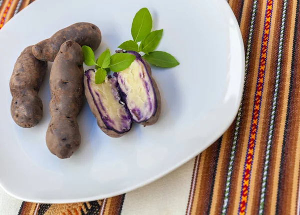 Свіжоспечений purple картоплі на білий тарілку. Картопля Чилое — стокове фото