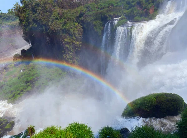 Weergave van regenboog Iguazu Falls, Argentinië — Stockfoto