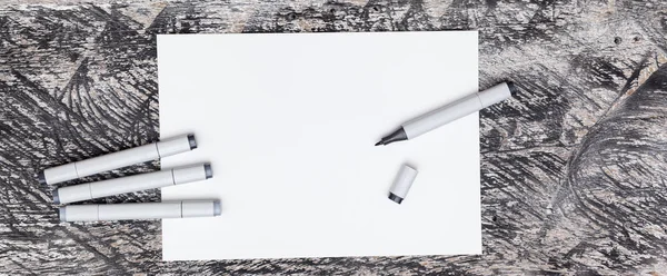 Арт-маркеры на белом листе бумаги на поверхности деревянного стола — стоковое фото