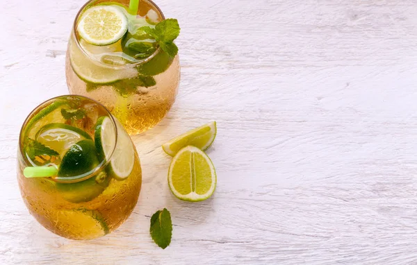 Taze kokteyl Mojito koyu ROM buz limon ve nane renkli ahşap rustik masa lambası — Stok fotoğraf