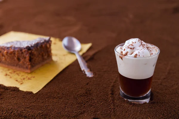 Kleine Tasse Piccolo Latte Macchiato Auf Einem Tisch Mit Gemahlenem — Stockfoto
