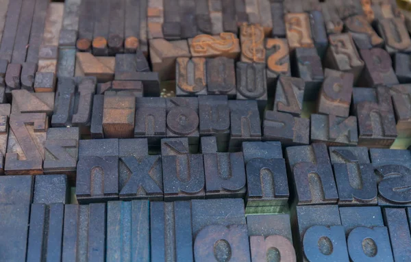 Vieux fond de typographie, gros plan de beaucoup de lettres rétro, métal aléatoire — Photo