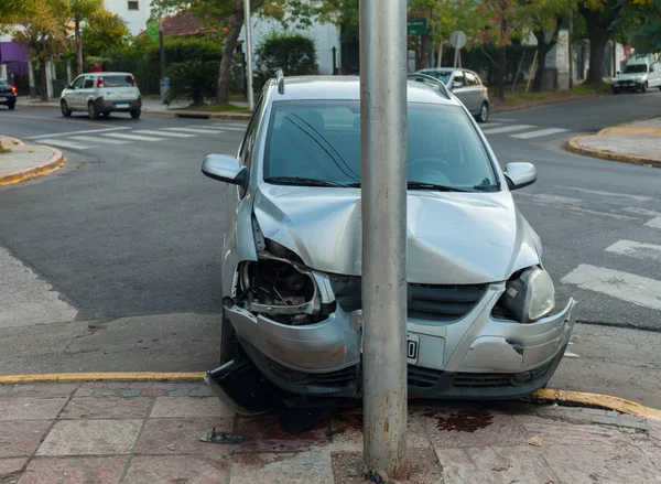 Trafikolycka. Bilen sladdade och kastas ut ur vägen till en trafikljus post — Stockfoto