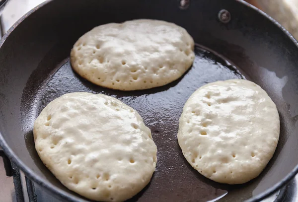 Cucinare frittelle a metà strada in una padella con burro come delizioso pasto per la colazione per una famiglia felice — Foto Stock