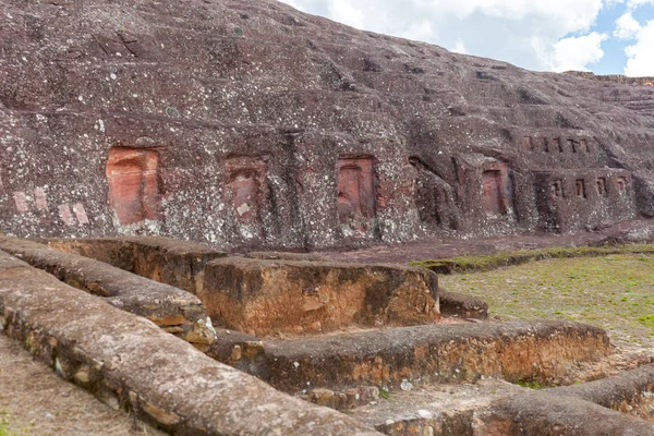 Rastros y restos de una civilización antigua. Sitio arqueológico de El Fuerte de Samaipata, Bolivia — Foto de Stock