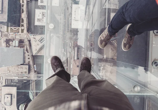 30 mars 2016, Chicago, Illinois, USA. Människor i glaset kuben på Willis Tower Skydeck — Stockfoto
