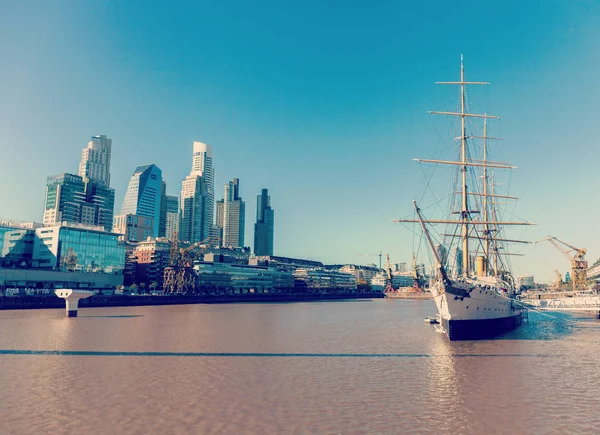 Buenos Aires city skyline. View from Puente de la Mujer Womens Bridge, Puerto Madero. Modern skyscrapers and vintage sailboat — Stock Photo, Image
