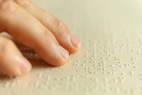 Braille läser. Blind man läser en bok på blindskrift — Stockfoto