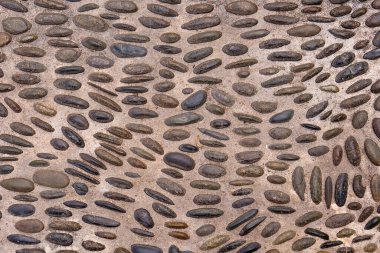 Çakıl taşı, çakıl taşı, beton duvar, beton zemin, ayak masajı için zemin, sağlık kaplıcası, sokak ve doku arka planı için dış dekorasyon.