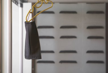 Siyah bez yüz maskesi elbise askısı kuru temizleme sonrası ağız ve burun için kapalı yıkama kapalı grip covid-19 virüsü korumak için veya bakteri ve Başbakan 2.5 toz dumanı soğuk öksürük veya hava kirliliği nedeniyle hapşırma