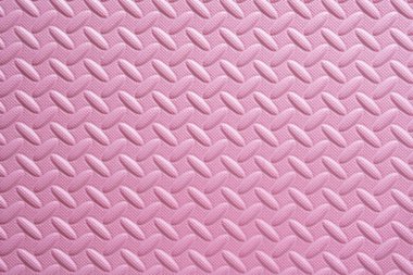 Yeni pembe köpük pedi veya tatlı renkli lastik döşeme ve bebek ya da çocuklar için üstteki yumuşak tahta bebek parkında ve duvar kağıdı ile dokuma ya da arka planda oynamak için koruma sağlar