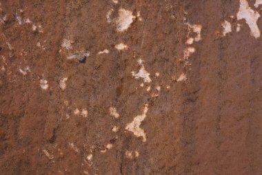 sarı kırmızı taş veya kahverengi kaya yüzeyi ve koyu dalga veya kaba doku turuncu ve pas duvar veya dağ yamacında kirli zemin arka plan veya bakteri duvar kağıdı ve küflü