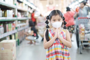 Asyalı çocuk ya da kız çocuğu N95 yüz maskesi takarak soğuk öksürük hastalığına yakalanır ve kovid 19 virüsü veya PM2.5 tozunu korur.