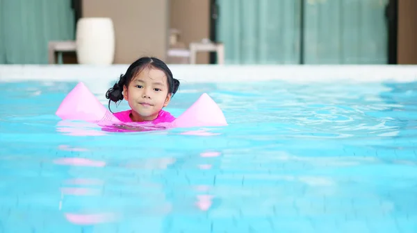 Asiatique Enfant Mignon Enfant Fille Sourire Nager Porter Brassard Natation — Photo