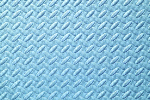 Yeni mavi sürüngen köpük pedi ya da cyan renkli lastik zemin ve bebek ya da çocuklar için üst görüntüde erkek yumuşak tahta çocuk ve çocuk oyun alanında ve insan duvar kağıdıyla dokuma veya arka planda oynamak için korunuyor