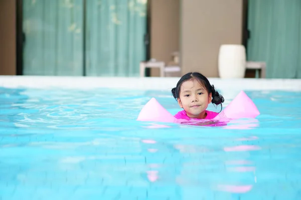 Asiatique Enfant Mignon Enfant Fille Sourire Nager Porter Brassard Natation — Photo