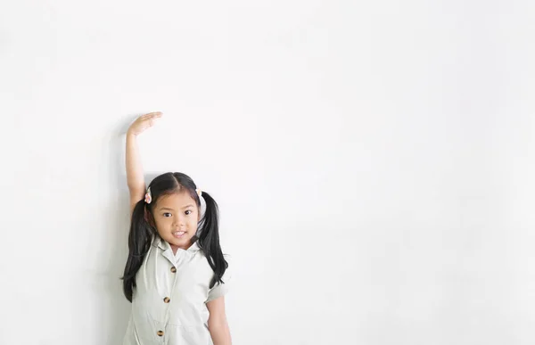 Ασιατικό Παιδί Χαριτωμένο Κορίτσι Παιδί Χαρούμενο Χαμογελαστό Δείχνουν Ύψος Υψηλό — Φωτογραφία Αρχείου