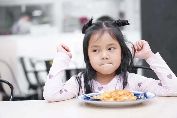 Niño Asiático Linda Niña Anorexia Comida Triste Aburrida Aburrimiento Desagradable — Foto de Stock
