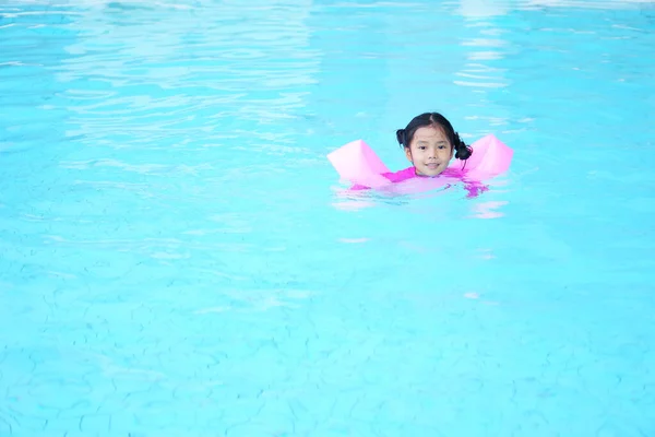 Criança Asiática Bonito Criança Menina Sorriso Nadar Usar Braçadeira Natação — Fotografia de Stock