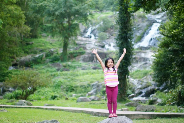 Ázsiai Gyermek Aranyos Vagy Gyerek Lány Boldog Kéz Fel Álló — Stock Fotó
