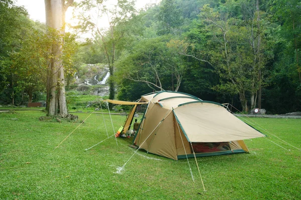 緑のジャングルの木や夏の冬の休暇のための森の滝のキャンプテントリラックスして休暇旅行牧草地の草や太陽の光でトレッキングやピクニックで旅行Khlong Nam Lai滝 — ストック写真