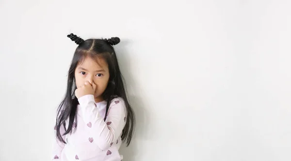 Ασιατικό Παιδί Παιδί Κορίτσι Χέρι Που Καλύπτεται Κοντά Στη Μύτη — Φωτογραφία Αρχείου