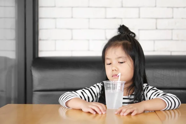 Niño Asiático Lindo Niña Bebiendo Agua Fría Limpia Por Tubo — Foto de Stock