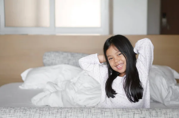 아시아 어린이귀엽기도 아이들은 행복하게 미소짓고 일어나거나 아침에 집이나 호텔의 침대에서 — 스톡 사진