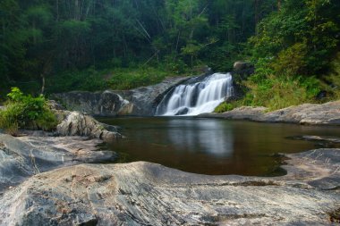 Kış mevsiminde şelale berrak su tatil için dinlenme ve yaz tatili için ağaç ve taşla ya da ormandaki kaya veya orman Khlong Nam Lai şelalesinin 3. katında ulusal park manzarası için.