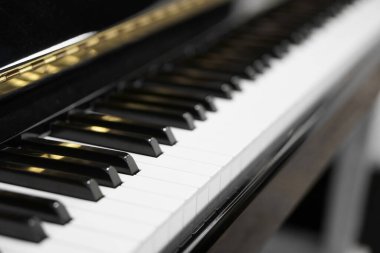 Klasik müzik enstrümanı için eski ve klasik piyano veya klavye ve elektronik org veya ses stüdyosundaki eski romantik eğlence ve müzik okulu