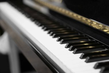 Klasik müzik enstrümanı için eski ve klasik piyano veya klavye ve elektronik org veya ses stüdyosundaki eski romantik eğlence ve müzik okulu