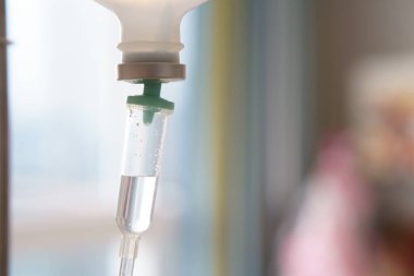 Tuzlu su damlaları makinesi veya kan damarlarına infüzyon için tıbbi gereçler ve hastane ya da klinikte hasta ya da hasta sağlık hizmetleri için uzay ışığı alan pencere güneşliği