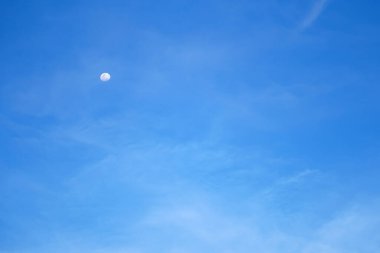 beyaz ay açık mavi gökyüzünde gündüz ve sabah veya akşam bulutlu sahne için ve doğa arka planı kopyalama alanı için