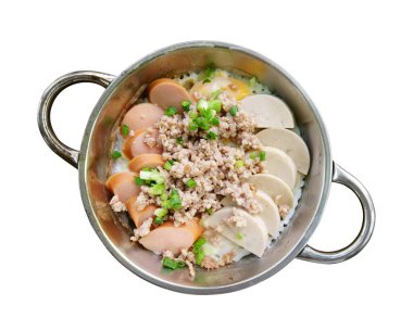 Tavada yumurta ya da konserve yumurta yemeği, sosis ve domuz pirzolası, metal tabak ya da tabak ve sabahın lezzetli ve lezzetli kahvaltısı için üst manzara, beyaz arka planda kırpma yolu da dahil.