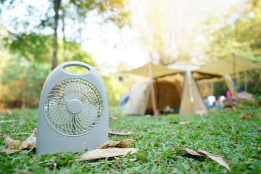 Mini fan 5V USB ya da 12VDC yaz mevsiminde serin piknik ya da kamp çadırı için ve sıcak hava ulusal park ormanlarında aile tatili için yeşil çimlerde sıcak hava tatil için dinlenme ve sıcak güneş ışığı ile seyahat