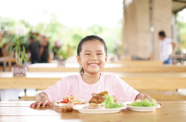 Asiatische Kind Niedlich Oder Mädchen Genießen Gegrilltes Huhn Mit Papaya — Stockfoto